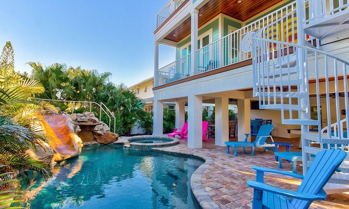 Bradenton Beach Casa | Diversión familiar cerca de la playa, piscina tobogán, spa y elevador
