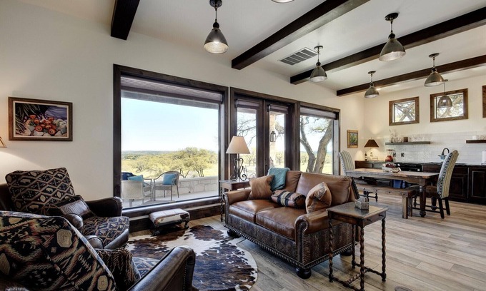 Fischer Casa | Escapada romántica diseñada y decorada profesionalmente con bañera de hidromasaje y vistas.