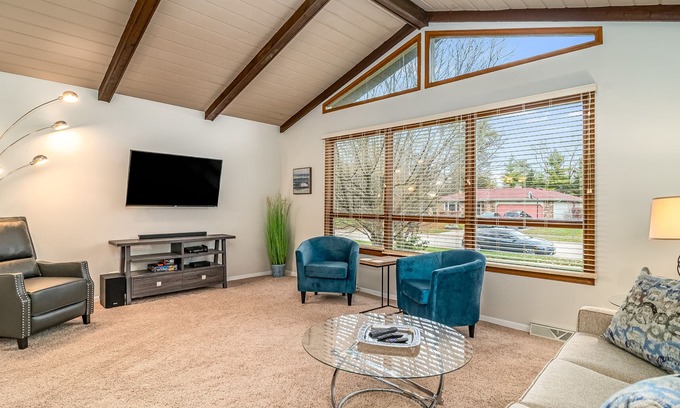 Elgin Casa | Elgin FHS Rental - Greenridge Dr