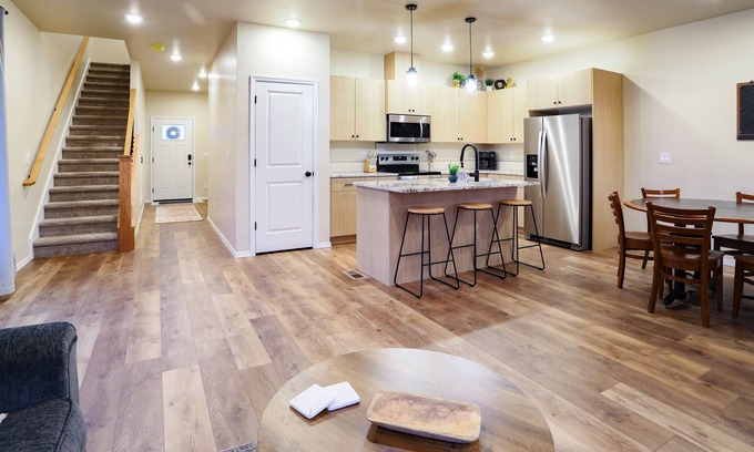 Caldwell Casa | Elgin Modern Maple Townhome 101