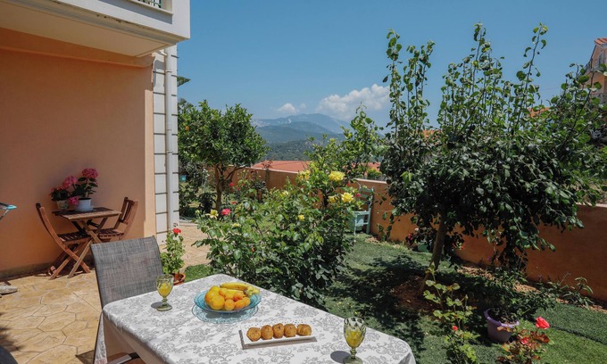 Kefalonia Apartamento | Elisso cozy one bedroom apartment with a wonderful garden