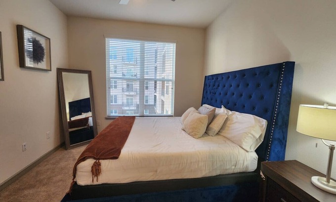 Central Business District Apartamento | Elite Downtown Poolside Oasis