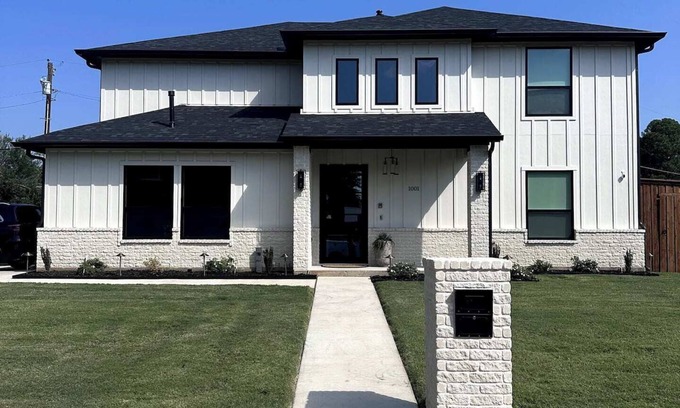 Arlington Casa | Elite Gameday Estate w/ Hot Tub | Steps from AT&T