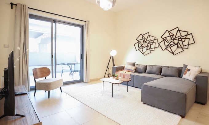 Discovery Gardens Apartamento | Elite LUX Holiday Homes - Spacious 1 BR Near Metro Station in Al Furjan, Dubai