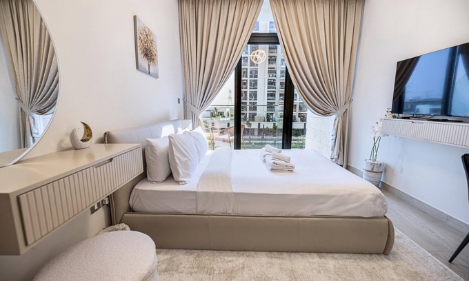 Nad Al Sheba Apartamento | Elite LUX Holiday Homes - Upscale Studio in Azizi Riviera Prime Location Dubai