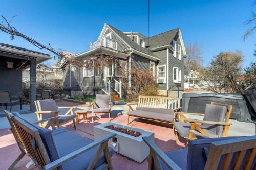 Central Colorado Springs Apartamento | Elite Quarters Prime Location Downtown Hot Tub BBQ