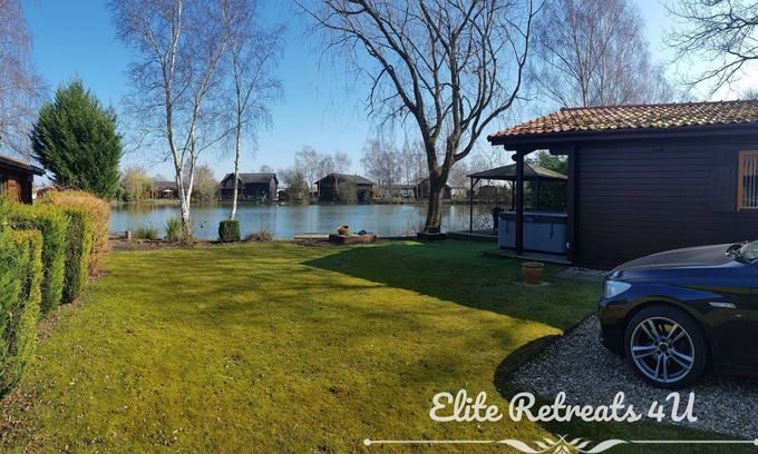 Dogdyke Cabina | Elite Retreats 4U Lakeside Hot Tub Log Cabin at Tattershall Lakes Park