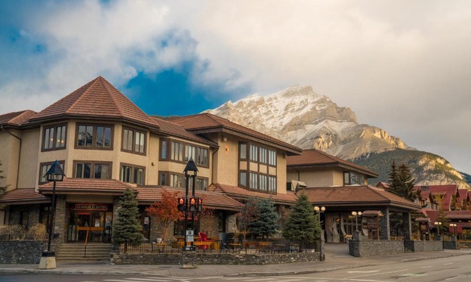 Banff Hotel | Elk + Avenue Hotel