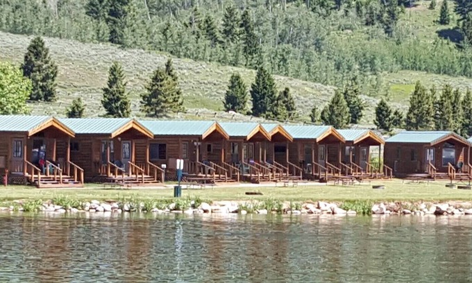 West Yellowstone Cabina | Elk Haven Camping (Cabin 16)