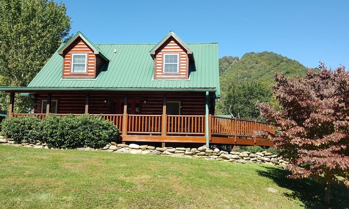 Maggie Valley Cabina | Elk Horn Ridge es una hermosa casa de madera, tiene capacidad para 6, WiFi, aire acondicionado, fácil acceso.