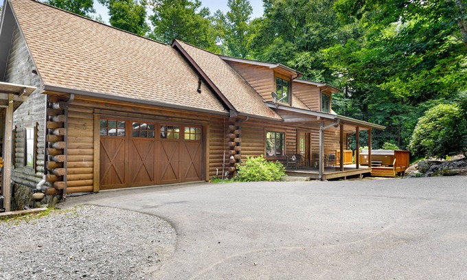 Asheville Cabina | Elk Mountain Lodge: An AVL Mountain Escape w/Hot Tub, Fireplace, Hi-Speed Wifi