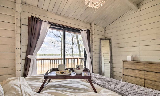 Elkton Cabina | Elk River Cabin on 13 Acres - Water Views, Private Hot Tub & Kayaks - Dogs OK