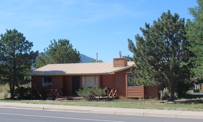 Eagle Nest Casa | Elk View Cabin - A lovely mountain retreat. Family-friendly and dog-friendly.