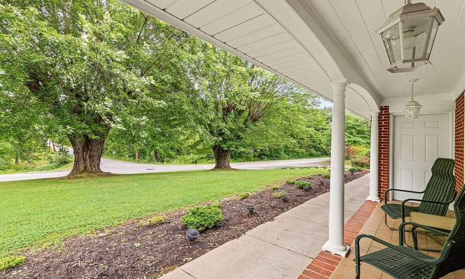 Clyde Casa | Elle Jay’s Nest, Centrally Located to Waynesville or Asheville