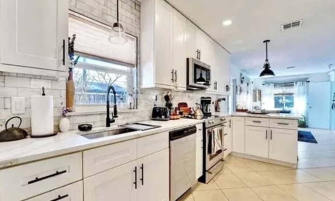 Coral Heights Casa | Elle’s Place. Nice, Quiet and Cozy.