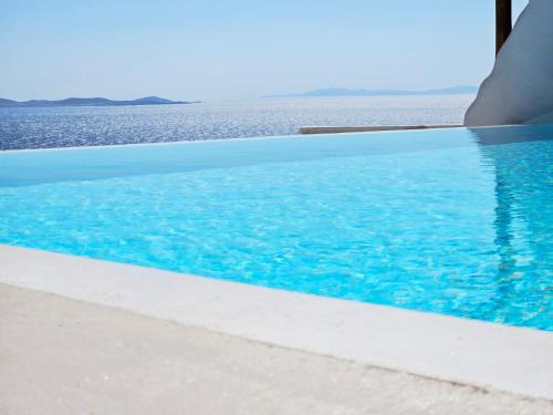 Agios Stefanos Apartamento | ELLI TROPiCAL LUXURY SUITES SUNSET-INFINITY POOL- SEA SIDE-NEAR CENTER PARKING