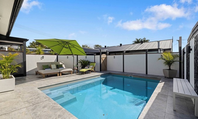 Coffs Harbour Casa | Ellie's Grand Escape - Sleeps 10, Pool, Spa, Amazing!