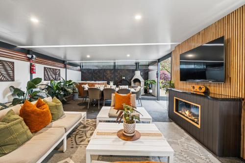 Coffs Harbour Casa | Ellie's Grand Escape - Sleeps 10 Pool Spa Amazing!