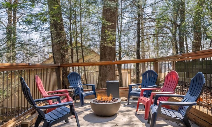 Walnut Mountain Cabina | Ellijay Mountain View Retreat|Fireplace|Patio|Mountain Top|Hot Tub|Game room