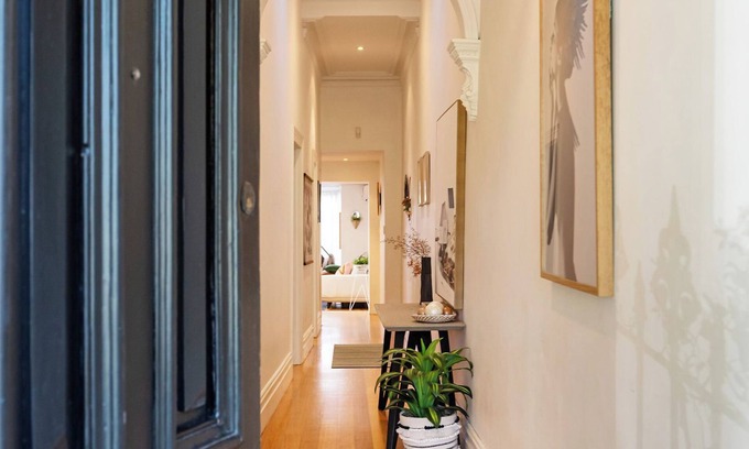 South Melbourne Apartamento | Elm Cottage with Luxury, Lifestyle & Location.