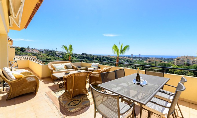 Elviria Apartamento | Elviria Hills Penthouse – Idílico Oasis con Vistas al Golf y al Mar en Marbella