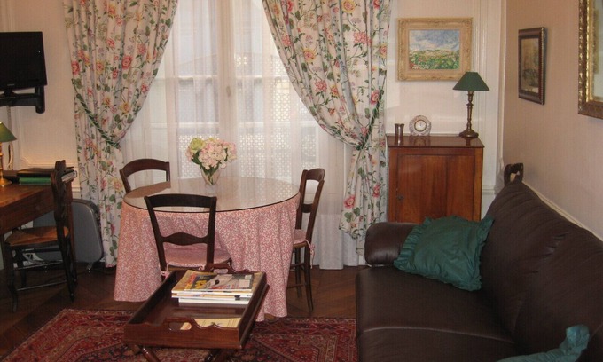 Madeleine Apartamento | Champs Elysees-Large, beautiful-appointed studio-apartment duerme 2 a 4