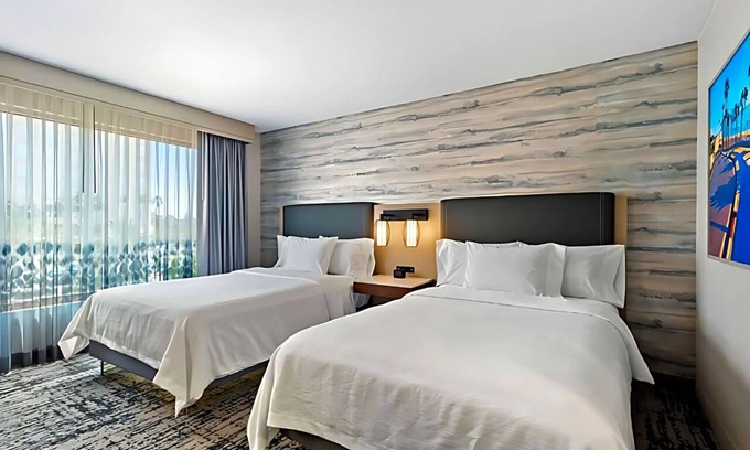 Anaheim Resort Hotel | Embassy Suites Anaheim South: Pool, Suites & Family-Friendly Fun