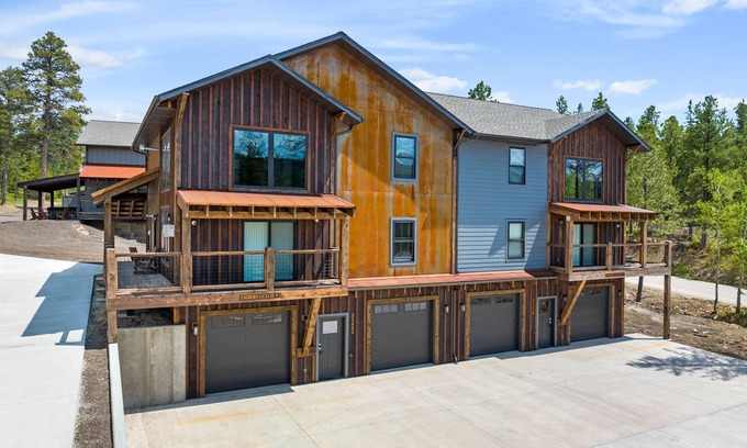 Lead Casa | Embers Gulch 2, Hot tub, wifi, paved roads, garage access, brand new duplex