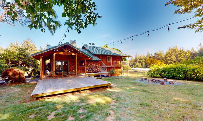 McKinleyville Casa | Emerald Acres | Redwood retreat in McKinleyville with a hot tub and firepit