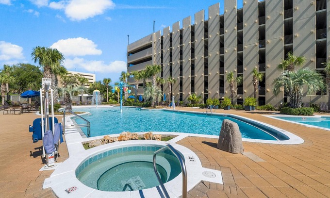 Panama City Beach Condominio | Emerald Beach Resort by Southern Vacation Rentals