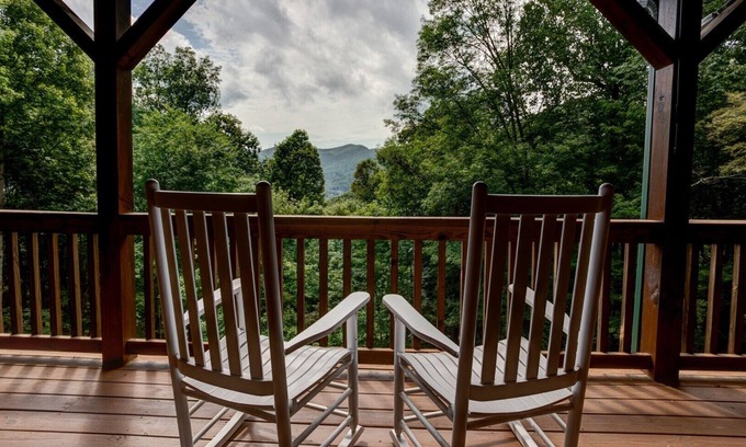 Maggie Valley Casa | Oso esmeralda; ¡Joya escondida de Maggie Valley! ¡Casa grande y privada con bañera de hidromasaje y más!