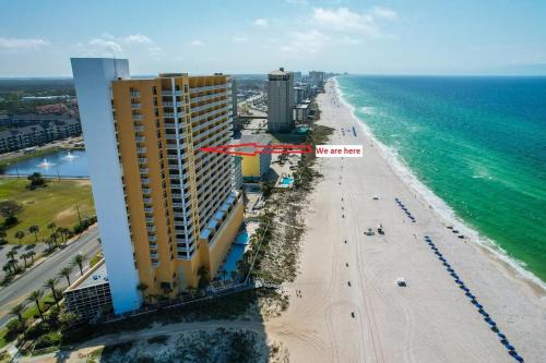 Panama City Beach Apartamento | Emerald Chic BeachFront 2 bdr apt 4 beach seats and a cannope on us