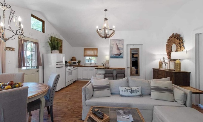 Shreveport Cabina | Emerald Cottage on Emerald Isle - Lake front with Kayaks! Emerald Isle Cabins, Shreveport, La