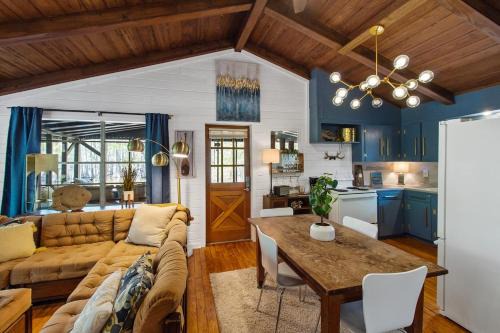 Shreveport Casa | Emerald Cove Lakefront Cabin With Kayaks & Canoes