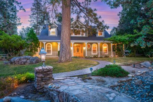 Yosemite Forks Casa | Emerald Escape 50 Acres w/Hot Tub, Game Room