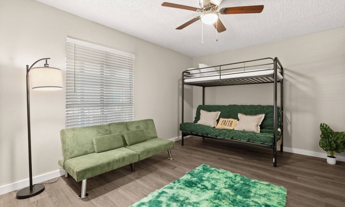 South Manchaca Casa | Emerald Gem Suite sleeps 6 w/ Pool & Free Parking SOCO