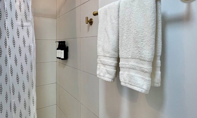 Ukrainian Village Apartamento | Emerald Haus - East Village Gem - Sleeps 3