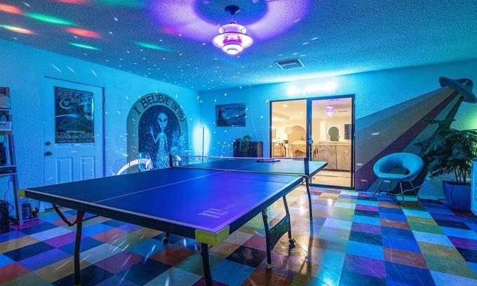 Twentynine Palms Casa | Emerald Haven! Alien Game Room - Pool - Spa - 15 Min to Joshua Tree Park!