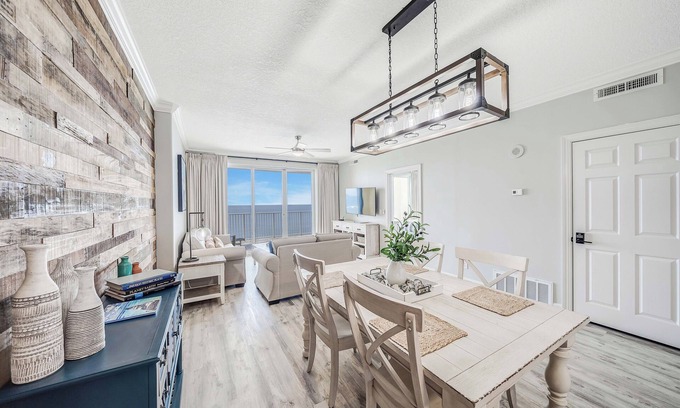 West Panama City Beach Condominio | Emerald Isle 2107 "Manta Ray Villa" Pool, FREE Tickets & Beach Service for 4!