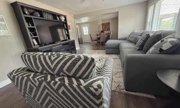 St. Robert Casa | Emerald & Ivory Cottage