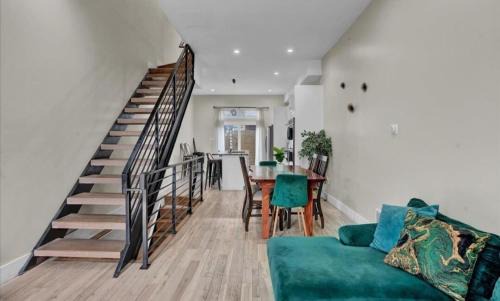 South Philadelphia Apartamento | Emerald Jacuzzi Loft Luxury Above It All