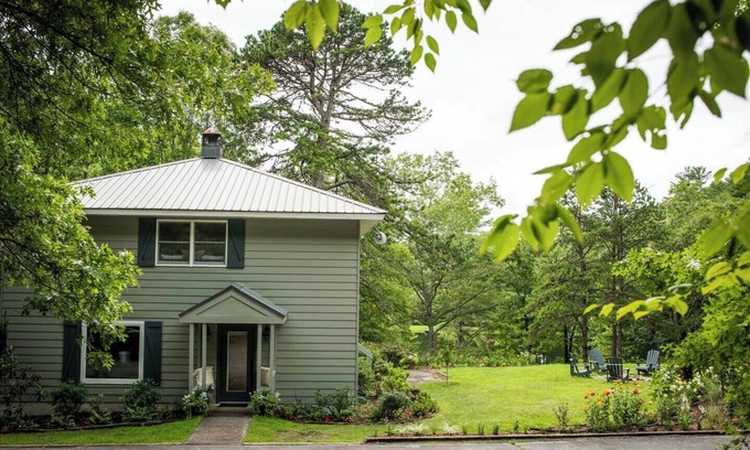 Cedar Mountain Casa | Emerald Lake Lodge - Lakefront - Families - Cozy - Fishing