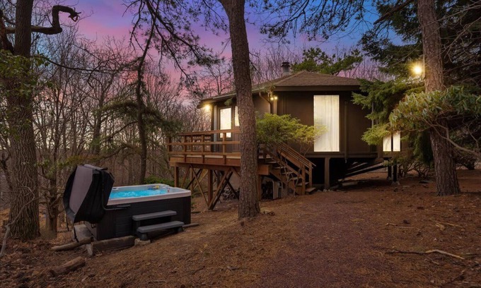 Long Pond Cabina | Emerald Lake Modern Treehouse | Firepit