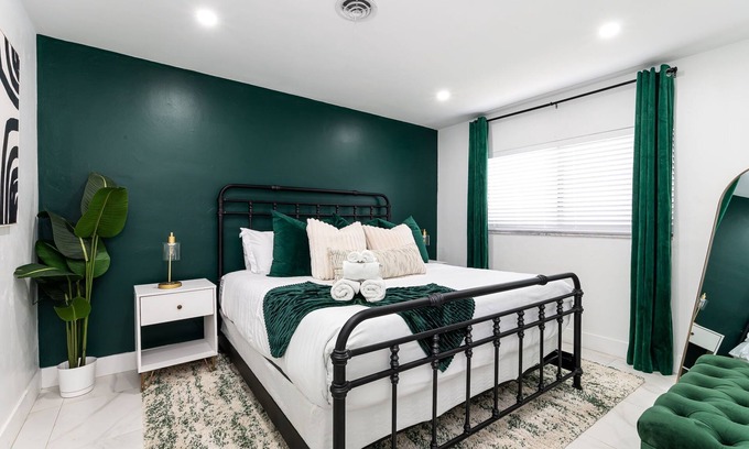 Garden Isles Casa | Emerald Oasis - Stylish 2BD Near Beach & Hwy I-95