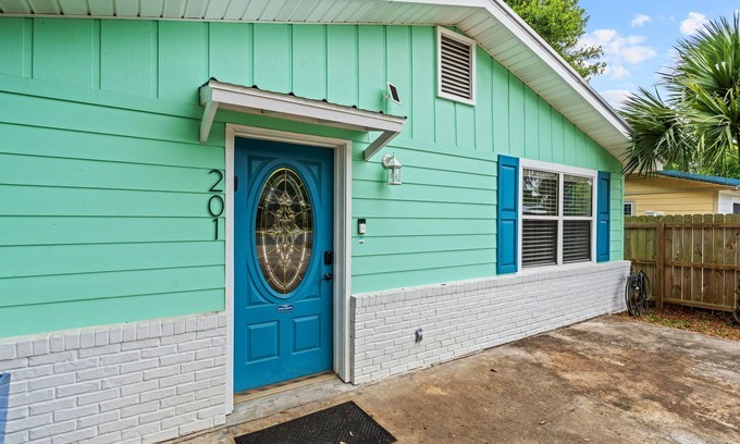 El Centro Beach Casa | Emerald Revival, 3-bedroom house near Pier Park & the White Sandy beaches!