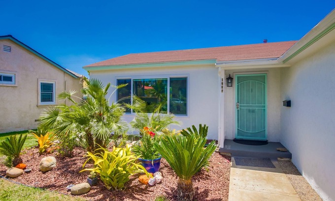 Pacific Beach Cabaña | Emerald Sea - 2 BD beach cottage with large yard - pet friendly