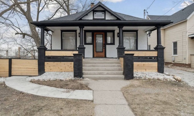 Lansing Casa | Emerald Square I Minutes to Downtown I 4 King Beds