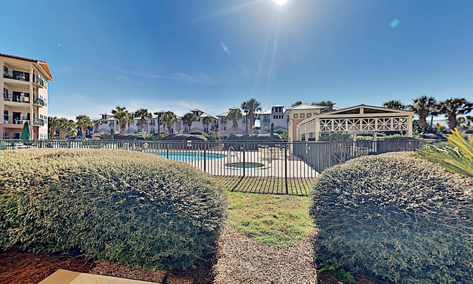 Frangista Beach Condominio | Emerald Waters #104 | Easy Walk to the Beach!
