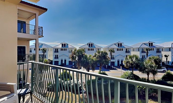 Frangista Beach Condominio | Emerald Waters Vacation Condo ~ Corto paseo a la playa ~ Piscina comunitaria y jacuzzi!
