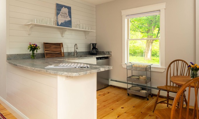 Kennebunk Apartamento | Emerson Cottage at Waldo Emerson Inn